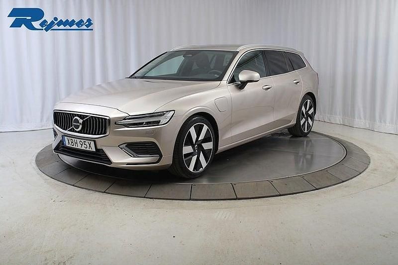 Ljusgrå Begagnad 2022 Volvo V60 Core Kombi | 399 900 kr (Lite dyr) - Bild 1/4