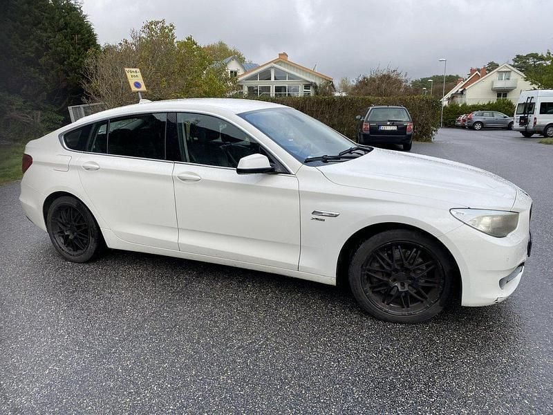 Vit Begagnad 2011 BMW 530 Gran Turismo Halvkombi | 85 000 kr (Marknadspris) - Bild 1/4