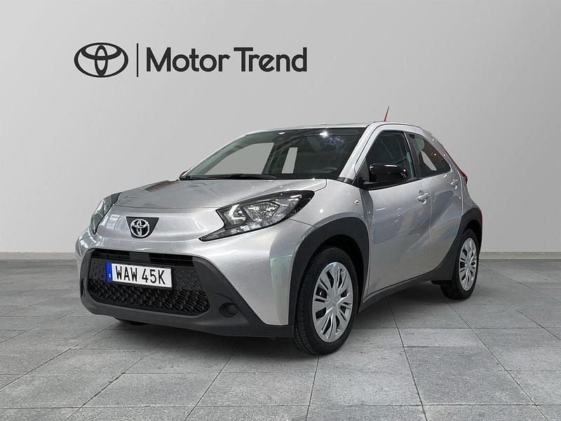 Silver Begagnad 2023 Toyota Aygo Play Halvkombi | 179 900 kr (Marknadspris) - Bild 1/4
