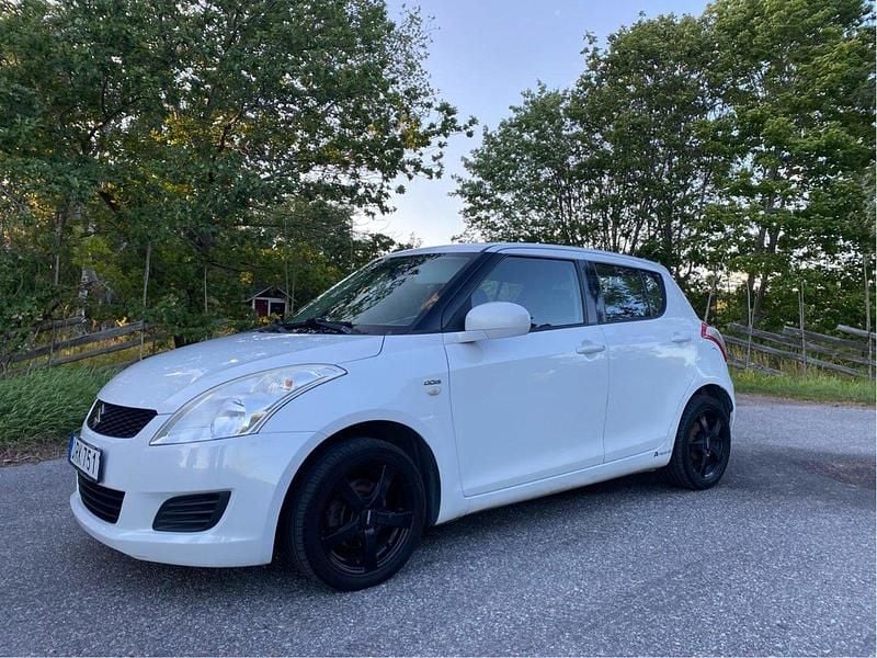 Vit Begagnad 2013 Suzuki Swift Halvkombi | 52 000 kr (Marknadspris) - Bild 1/4
