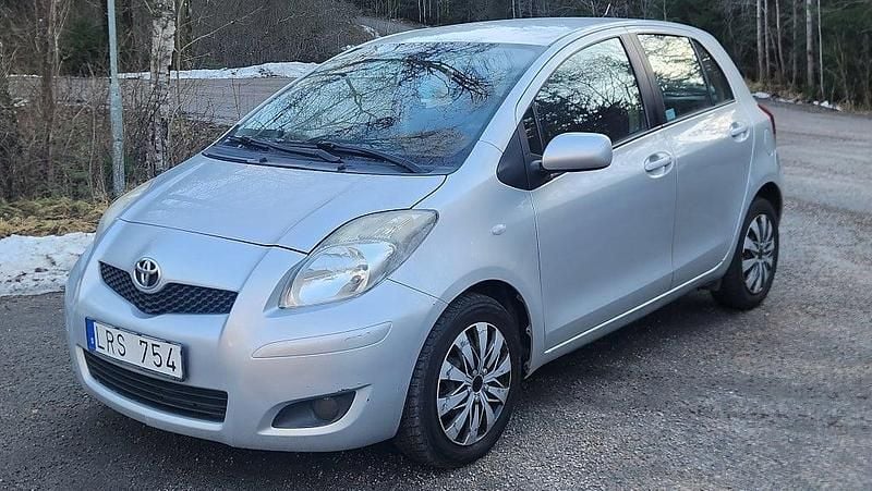 Begagnad Toyota Yaris 99 HK (72 kW) 2011 Silver Halvkombi