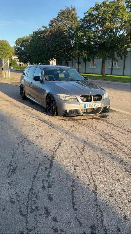 Grå Begagnad 2011 BMW 325 Comfort Edition Kombi | 128 000 kr - Bild 1/4