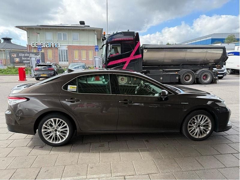 Brun Begagnad 2019 Toyota Camry Hybrid Executive Sedan | 175 000 kr (Dyr) - Bild 1/4
