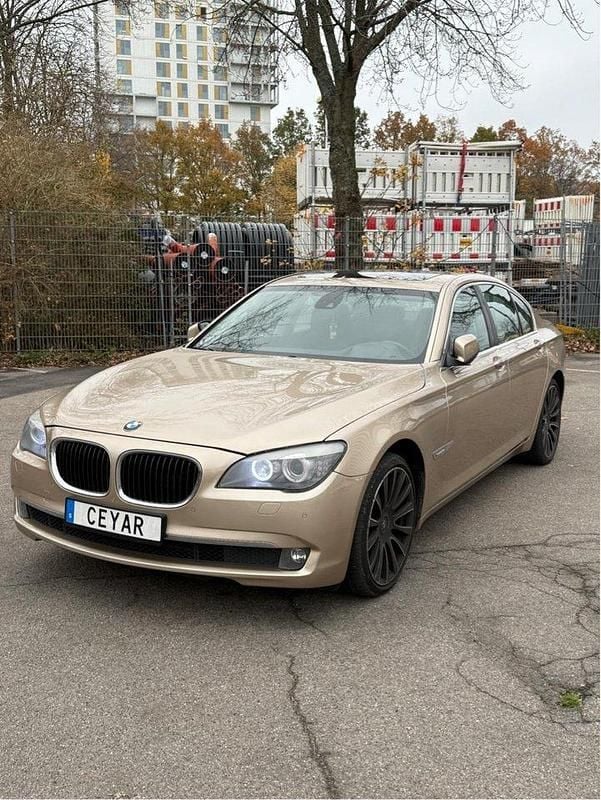 Brun Begagnad 2010 BMW 740 Sedan | 99 000 kr - Bild 1/4