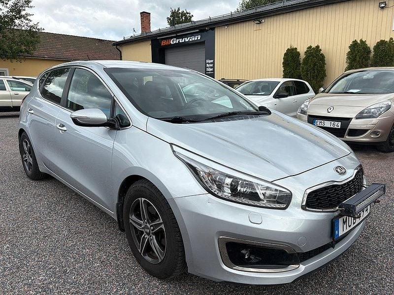 Grå Begagnad 2015 Kia Ceed Halvkombi | 99 900 kr (Marknadspris) - Bild 1/4