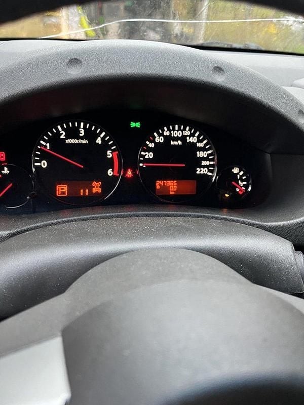 Grå Begagnad 2012 Nissan Navara Pickup | 115 000 kr (Marknadspris) - Bild 1/4