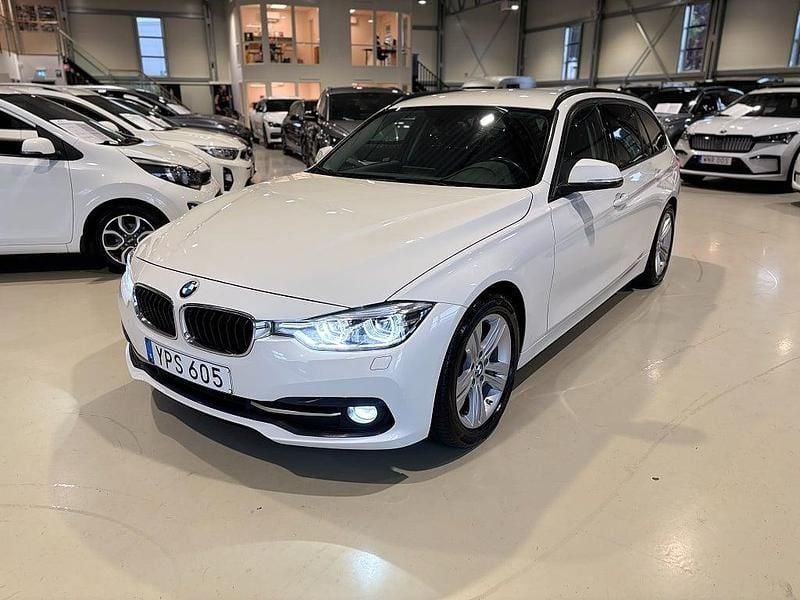 Vit Begagnad 2018 BMW 320 Sport Line Kombi | 187 500 kr - Bild 1/4
