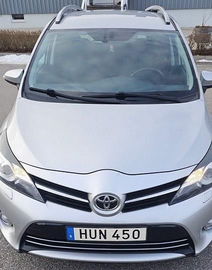 Begagnad 2015 Toyota Verso Multidrive S Minibuss | 149 000 kr (Marknadspris) - Bild 1/4