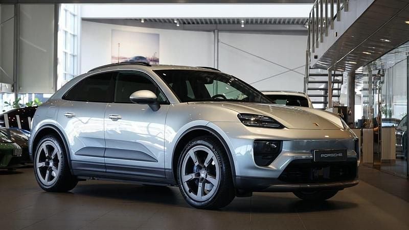 Silver Ny 2025 Porsche Macan 4 Electric SUV | 999 000 kr (Superpris) - Bild 1/4