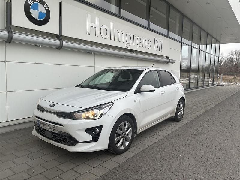 Vit Begagnad 2021 Kia Rio Halvkombi | 159 800 kr (Marknadspris) - Bild 1/4