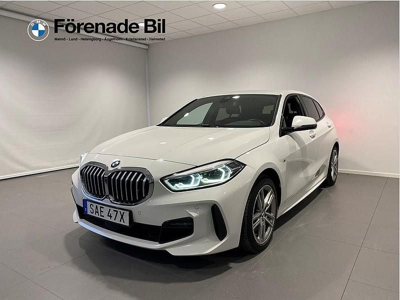 Vit Begagnad 2020 BMW 118 M Sport Halvkombi | 209 000 kr (Marknadspris) - Bild 1/4