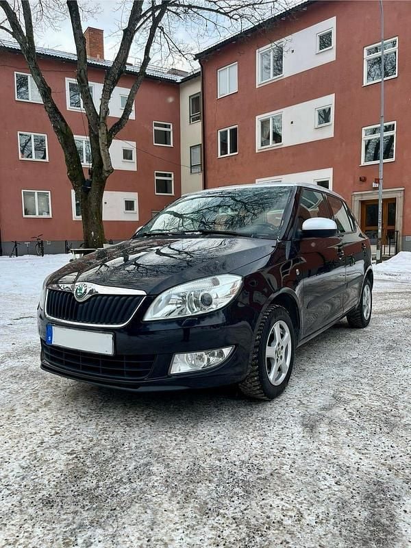 Svart med silvermetallic tak Begagnad 2012 Skoda Fabia | 49 000 kr (Marknadspris) - Bild 1/4