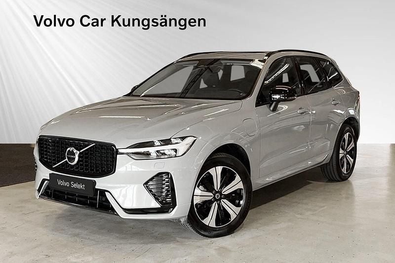 Grå Begagnad 2024 Volvo XC60 Plus SUV | 544 900 kr (Marknadspris) - Bild 1/3