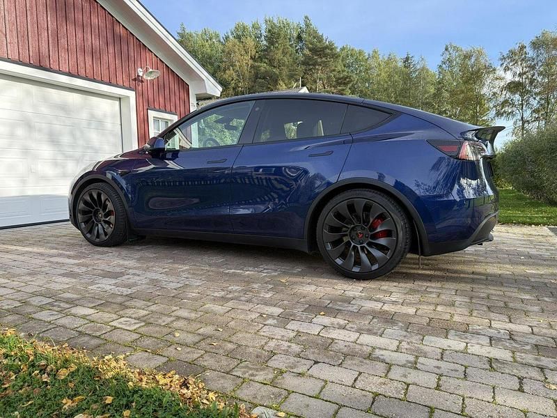 Blå Begagnad 2023 Tesla Model Y Performance SUV | 485 000 kr - Bild 1/4