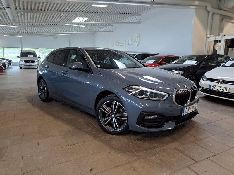 Mörkgrå Begagnad 2019 BMW 118 Sport Line Halvkombi | 238 000 kr (Lite dyr) - Bild 1/4