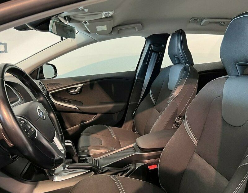 Begagnad Volvo V40 Business Edition 191 HK (140 kW) 2014 Svart Kombi