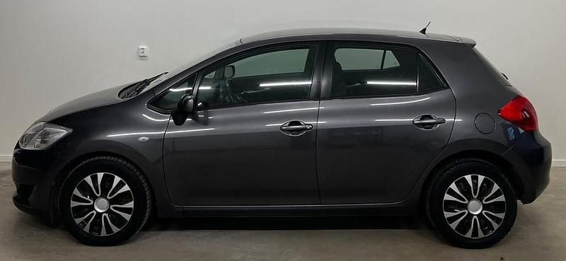 Begagnad Toyota Auris 124 HK (91 kW) 2007 Grå Halvkombi