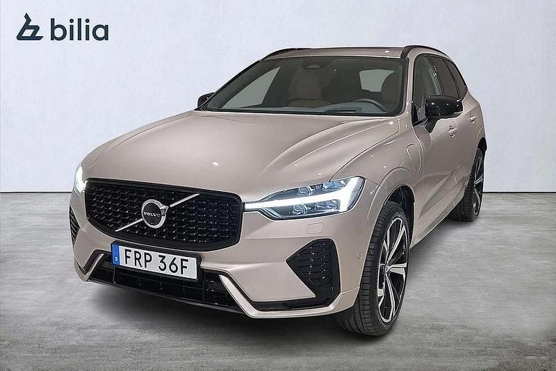 Grå Ny 2025 Volvo XC60 Plus SUV | 699 900 kr (Dyr) - Bild 1/3