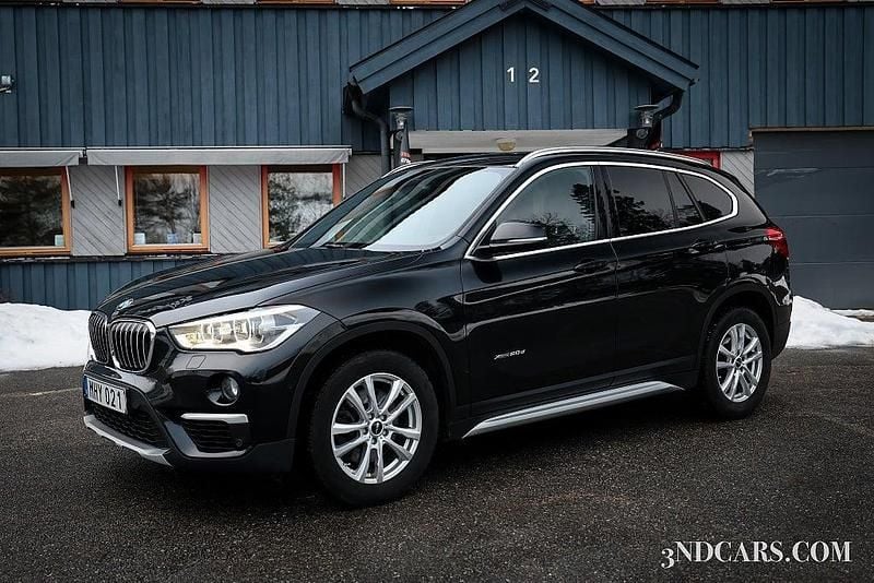 Svart Begagnad 2016 BMW X1 M Sport SUV | 199 900 kr (Marknadspris) - Bild 1/4