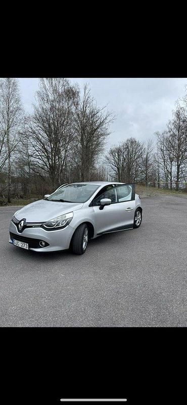 Silver Begagnad 2014 Renault Clio IV Halvkombi | 52 000 kr (Marknadspris) - Bild 1/4