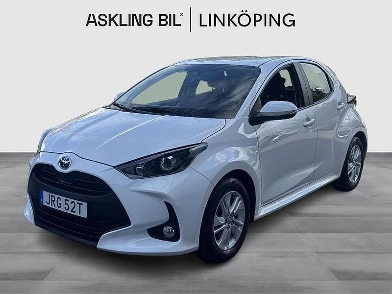 Vit Begagnad 2023 Toyota Yaris Hybrid Active Halvkombi | 214 000 kr (Marknadspris) - Bild 1/4
