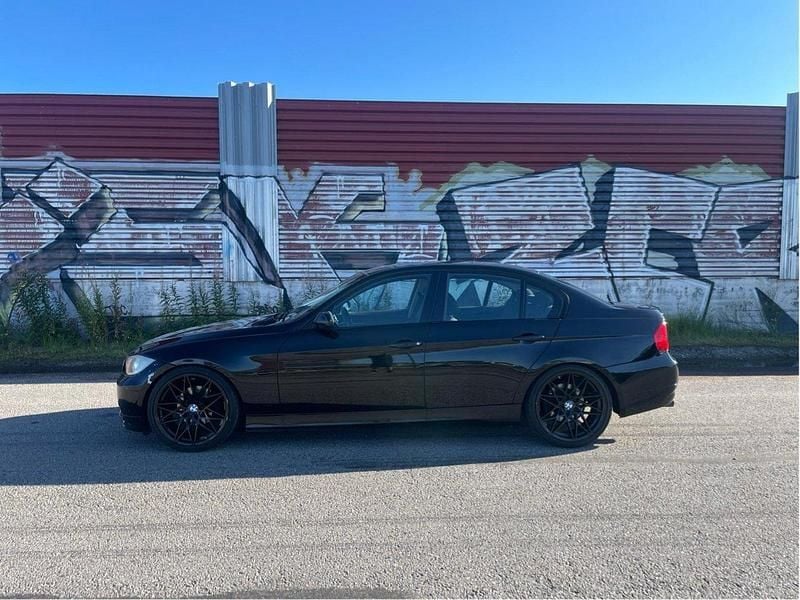 Svart Begagnad 2008 BMW 318 Advantage Sedan | 22 000 kr (Marknadspris) - Bild 1/4