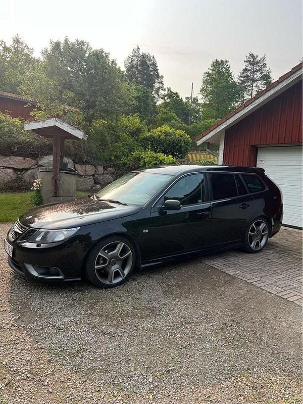 Svart Begagnad 2011 Saab 9-3 Aero Kombi | 69 000 kr (Dyr) - Bild 1/4