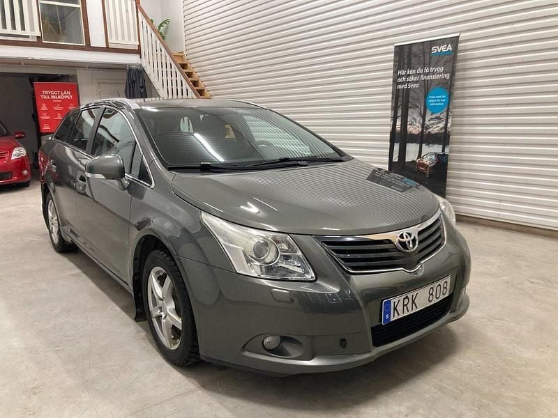 Grön Begagnad 2011 Toyota Avensis Kombi | 74 900 kr (Marknadspris) - Bild 1/4