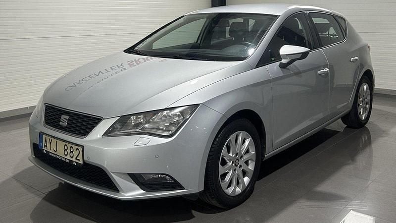 Silver Begagnad 2013 Seat Leon Style Halvkombi | 74 901 kr (Marknadspris) - Bild 1/4