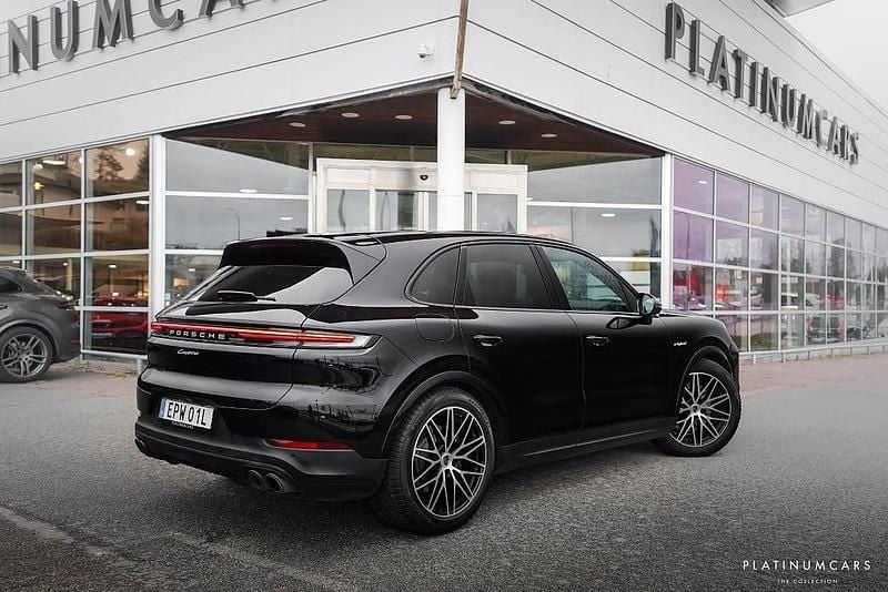 Begagnad Porsche Cayenne Chrono 470 HK (345 kW) 2024 Svart SUV