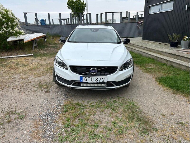 Vit Begagnad 2016 Volvo V60 CC Summum Kombi | 183 000 kr (Lite dyr) - Bild 1/4