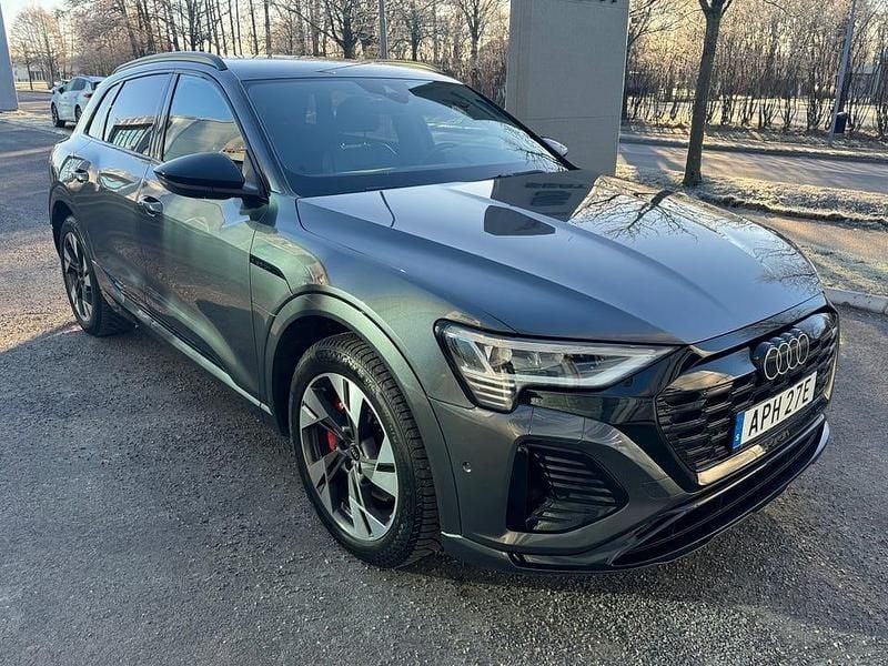 Daytonagrå pärleffekt (6y6y) Begagnad 2024 Audi Q8 e-tron S-Line SUV | 595 000 kr (Marknadspris) - Bild 1/4