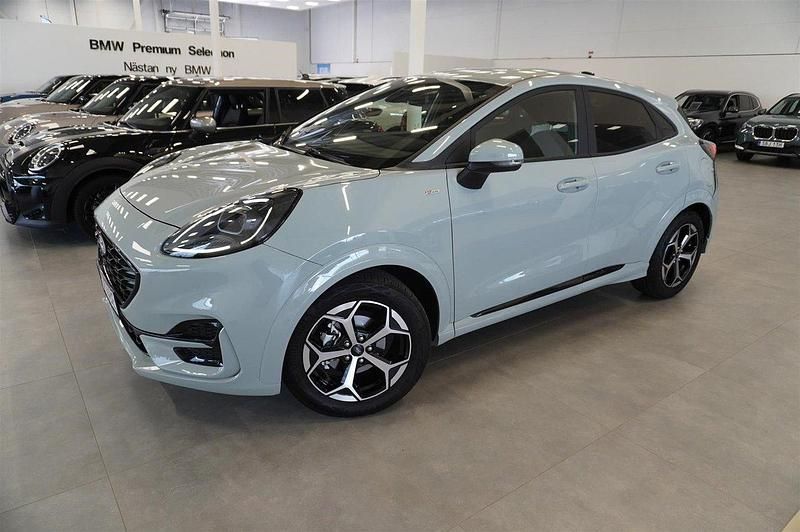 Grå Ny 2024 Ford Puma ST-Line SUV | 269 900 kr (Superpris) - Bild 1/4