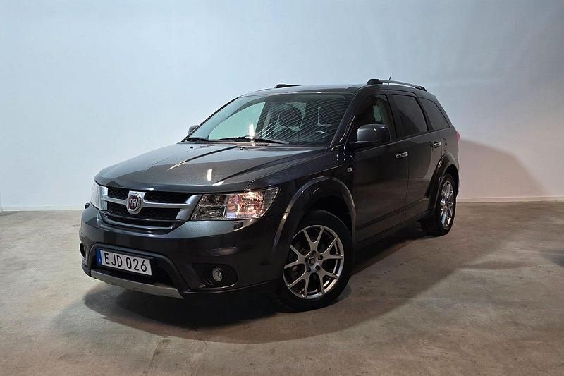 Grå Begagnad 2015 Fiat Freemont SUV | 144 900 kr (Lite dyr) - Bild 1/3