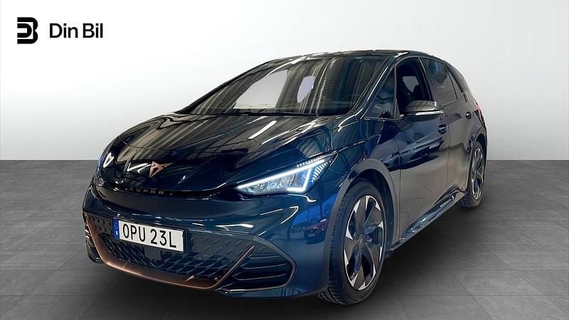 Aurora blue metallic Begagnad 2024 Cupra Born e-Boost Halvkombi | 317 900 kr (Marknadspris) - Bild 1/4
