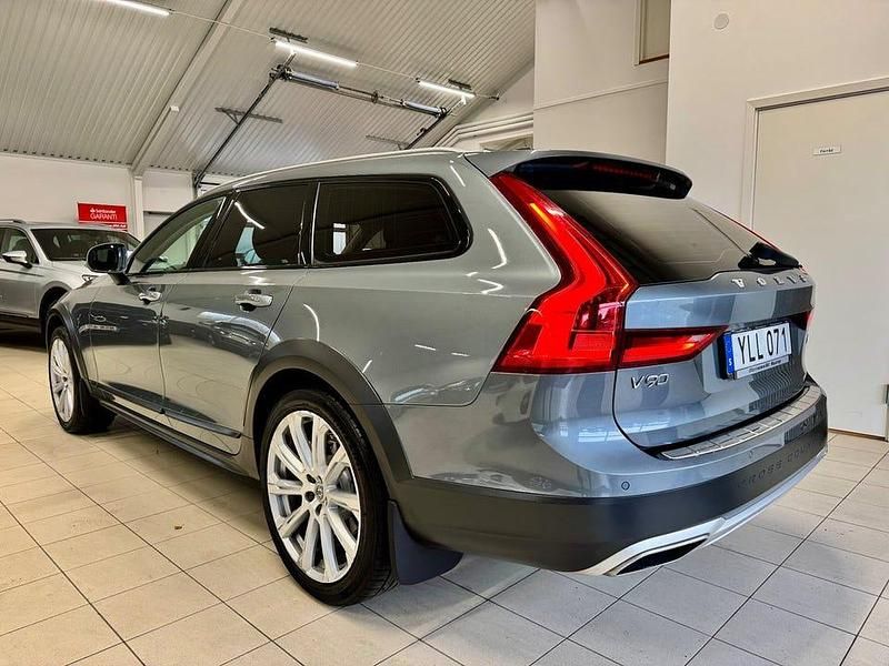 Begagnad Volvo V90 CC Momentum 235 HK (172 kW) 2019 Gråmetallick Kombi