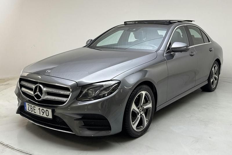 Grå Begagnad 2018 Mercedes E220 AMG line Sedan | 255 900 kr (Marknadspris) - Bild 1/4
