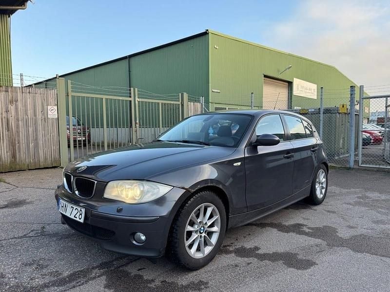 Grå Begagnad 2005 BMW 118 Advantage Halvkombi | 39 900 kr (Superpris) - Bild 1/4