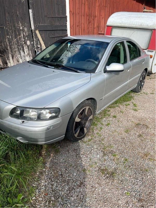 Grå Begagnad 2002 Volvo S60 Sedan | 15 000 kr (Bra pris) - Bild 1/4