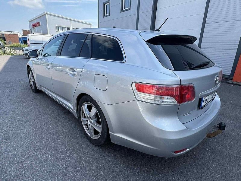 Begagnad Toyota Avensis Executive 150 HK (110 kW) 2009 Silver Kombi
