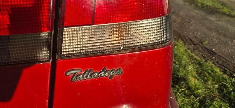 Rödmetallic Begagnad 1998 Saab 900 Halvkombi | 9 900 kr - Bild 1/4