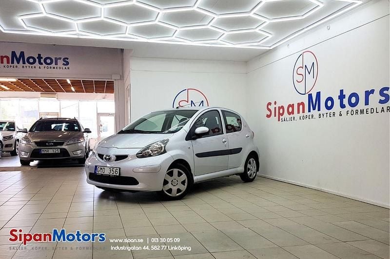 Silver Begagnad 2007 Toyota Aygo Halvkombi | 55 900 kr (Marknadspris) - Bild 1/4