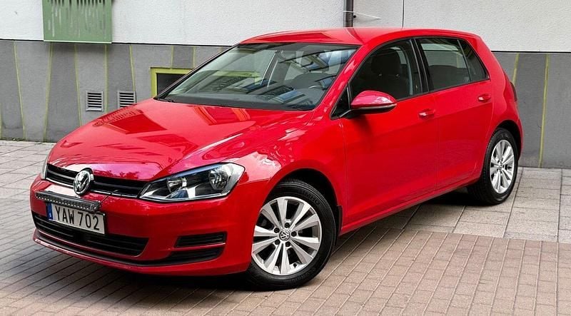 Röd Begagnad 2015 VW Golf VII Halvkombi | 89 000 kr (Marknadspris) - Bild 1/4