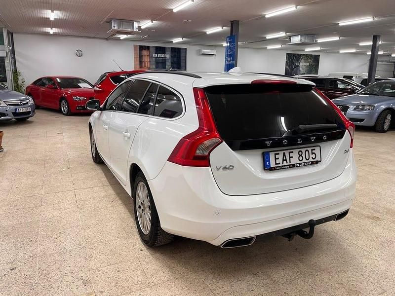 Begagnad Volvo V60 Momentum 181 HK (133 kW) 2015 Vit Kombi