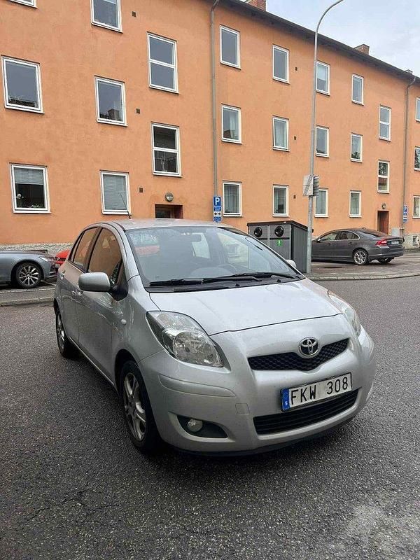 Silver Begagnad 2010 Toyota Yaris Halvkombi | 55 000 kr (Lite dyr) - Bild 1/4