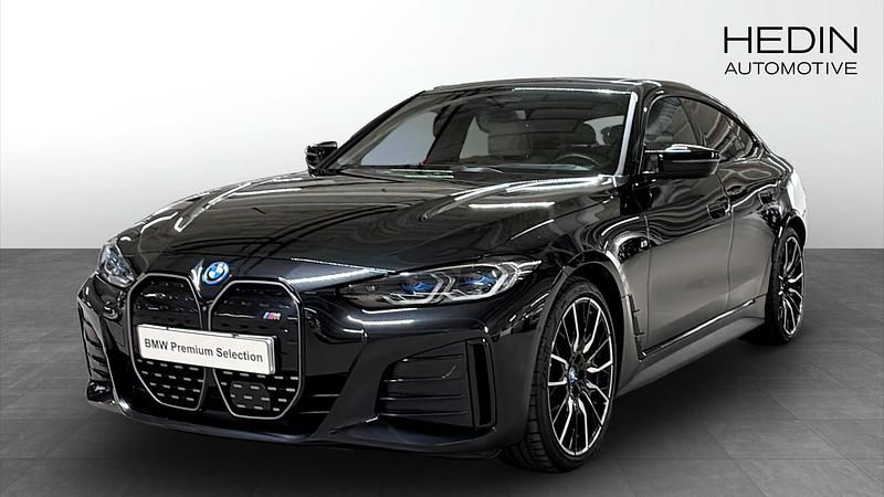 Svart (black) Begagnad 2023 BMW i4 Shadowline Sedan | 554 700 kr (Dyr) - Bild 1/4