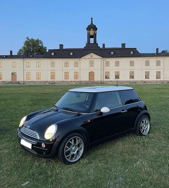 Svart Begagnad 2004 Mini Cooper Halvkombi | 45 000 kr (Marknadspris) - Bild 1/4