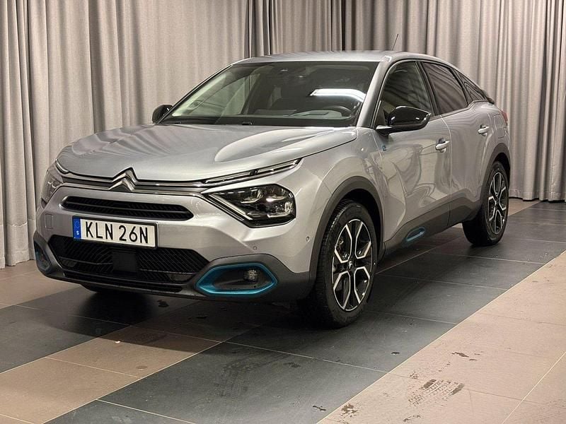 Grå Begagnad 2023 Citroën e-C4 Shine Halvkombi | 239 800 kr (Marknadspris) - Bild 1/4