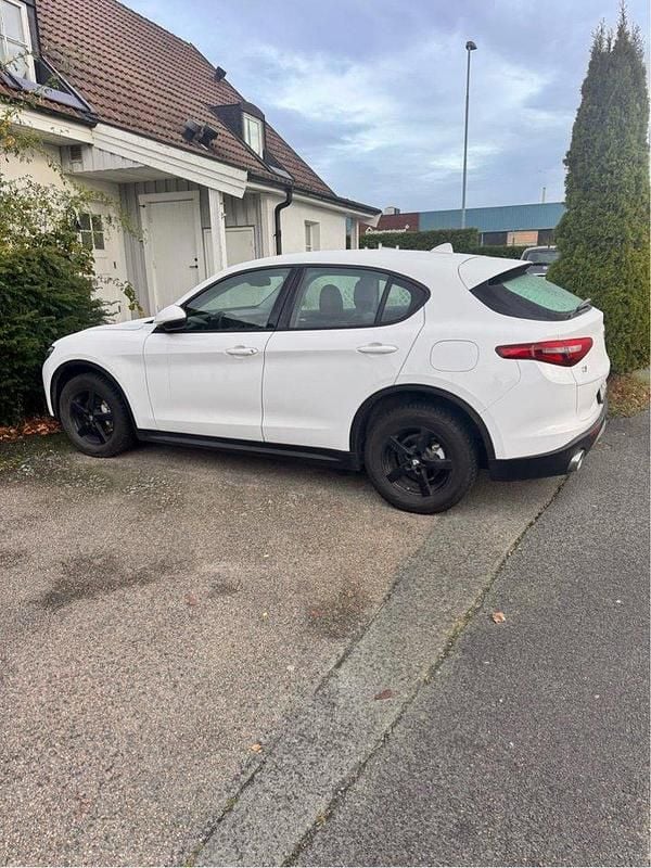 Vit Begagnad 2017 Alfa Romeo Stelvio SUV | 259 000 kr (Marknadspris) - Bild 1/4