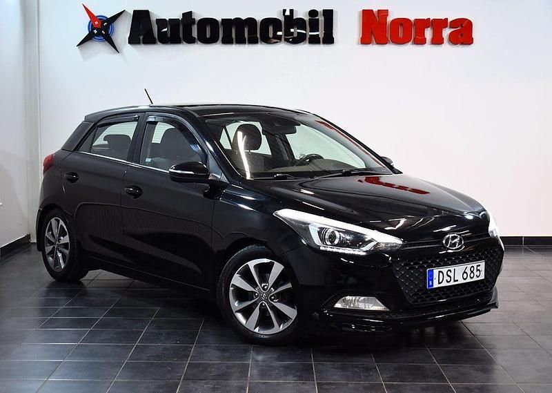 Svart Begagnad 2015 Hyundai i20 Halvkombi | 69 900 kr (Lite dyr) - Bild 1/2